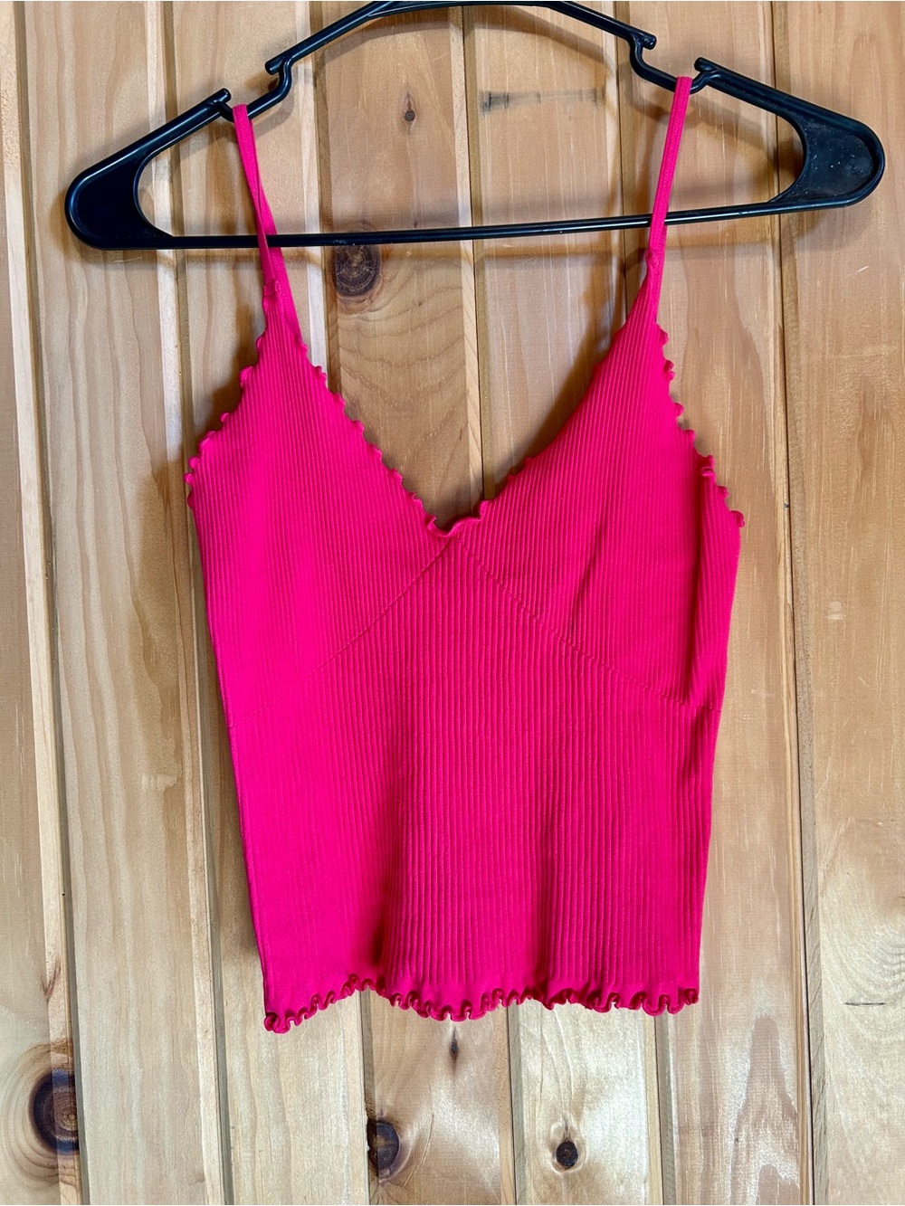 Ribbed Lettuce-Edge V-Neck Tank Top in Hot Pink